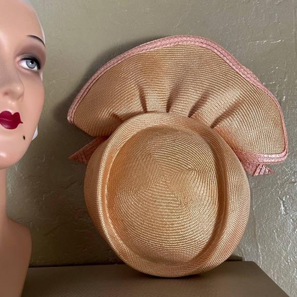 BEWITCHING 1960s\' GOLD COLOR STRAW + PINK EDGING, UPTURNED BRIM + CURLY FEATHERS main image 6